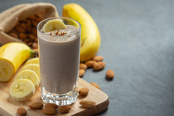 banana-almond-smoothie-dark-background